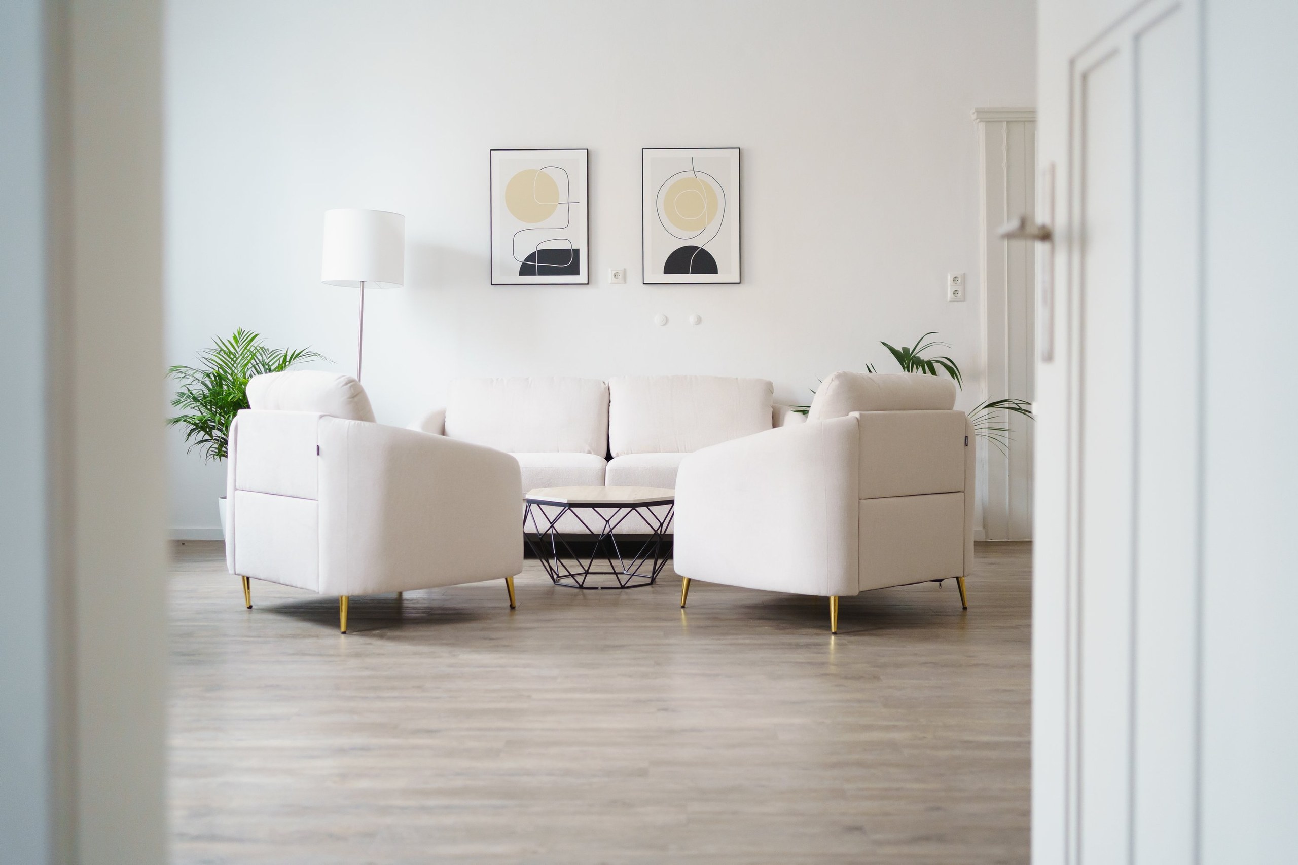 Heller, ruhiger Therapieraum mit einladender Sitzgruppe im Psychotherapiezentrum Stuttgart