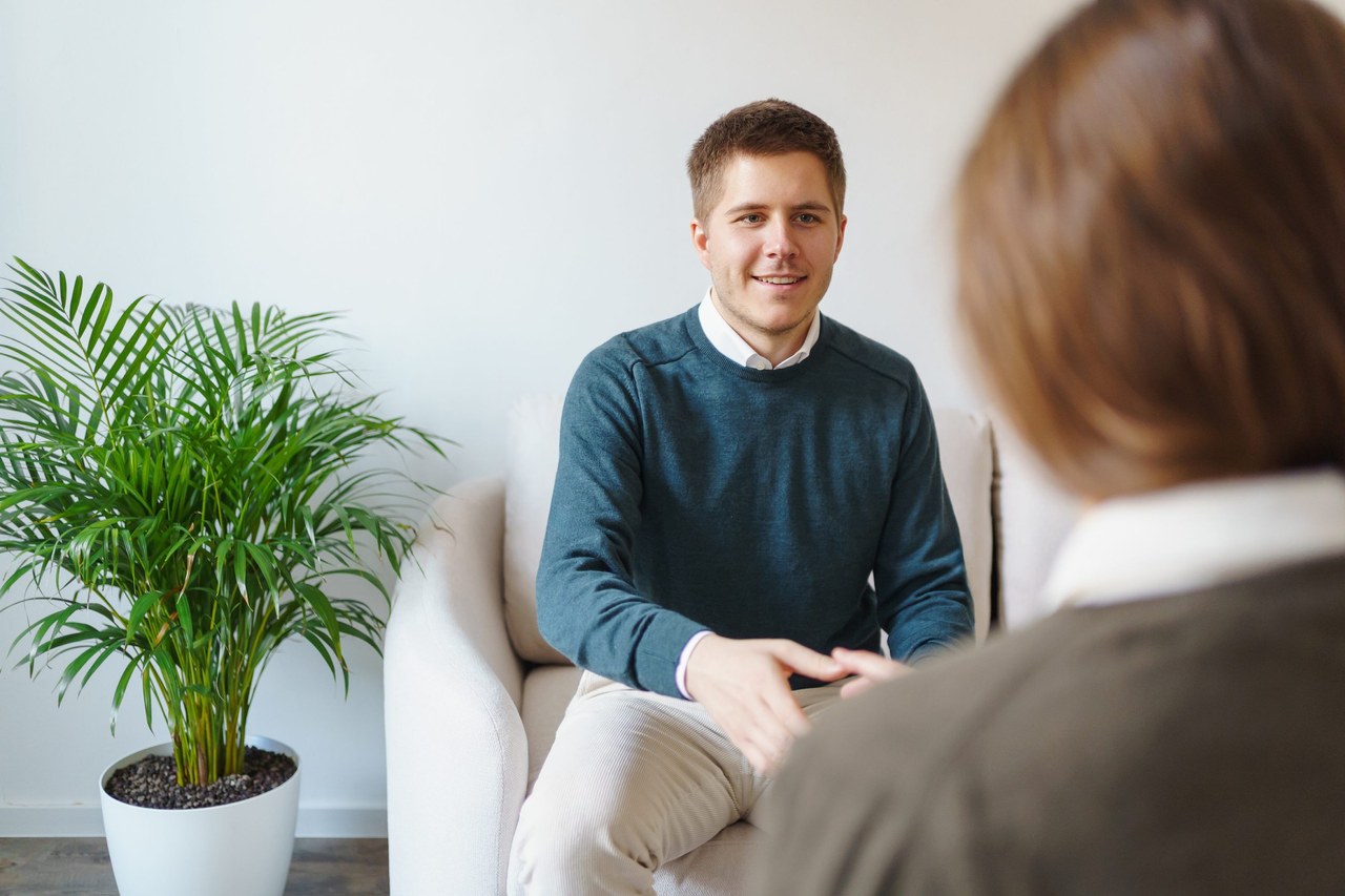 Psychotherapeut im Gespräch mit einer Klientin im Psychotherapiezentrum Stuttgart